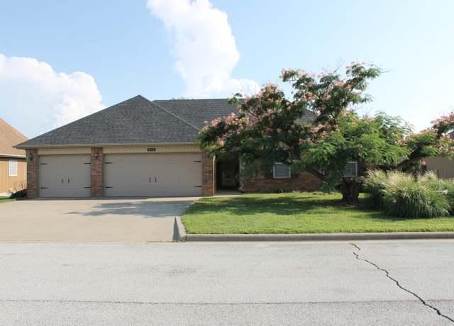 Property at 816 E Roubidoux St, Nixa, MO 65714, 4 beds, 2 baths