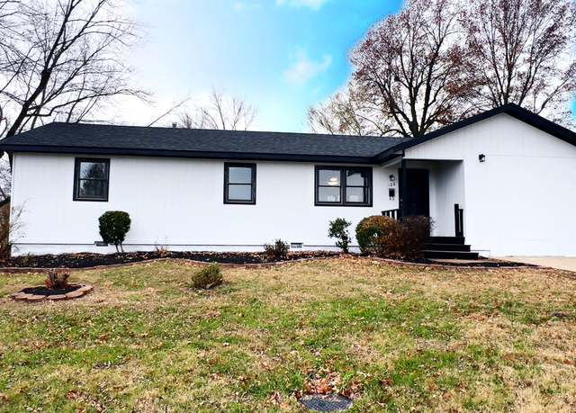 Property at 128 W Summit St, Aurora, MO 65605, 3 beds, 1.5 baths