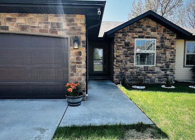 Property at 2116 W Mcclernon St, Springfield, MO 65803, 4 beds, 2 baths