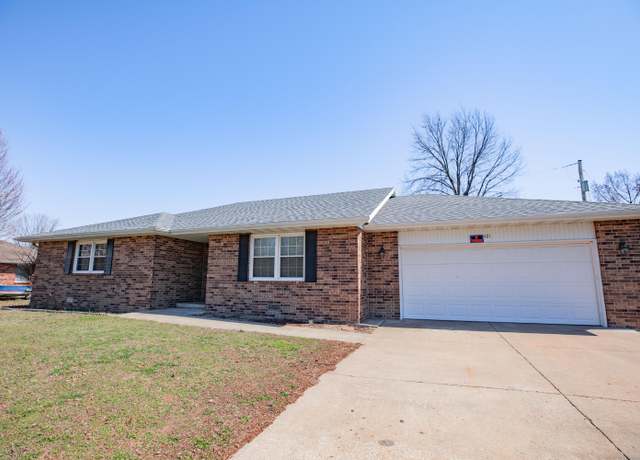 Property at 421 N Barker Ave, Bolivar, MO 65613, 3 beds, 2 baths