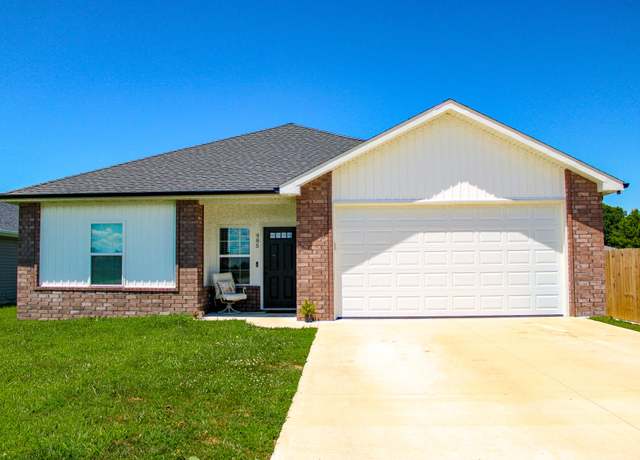 Property at 985 W Maurice St, Bolivar, MO 65613, 3 beds, 2 baths