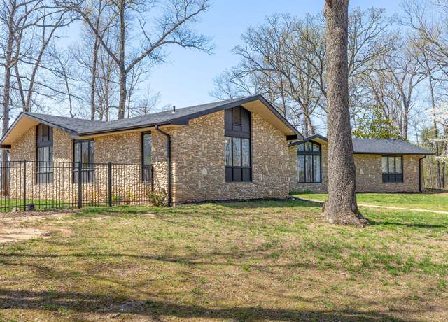 Property at 323 Clay St, Branson, MO 65616, 5 beds, 4.5 baths