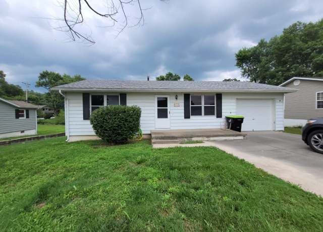Property at 311 W Pine St, El Dorado Springs, MO 64744, 2 beds, 1 bath