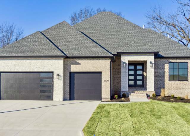 Property at 3925 E Woodhue St, Springfield, MO 65802, 4 beds, 2.5 baths