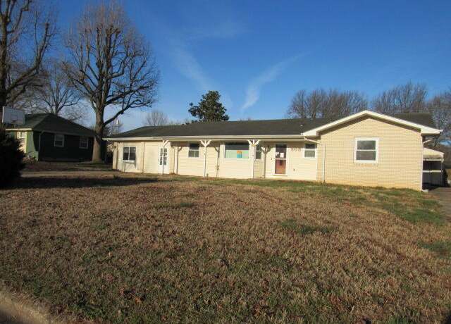 Property at 305 S Troy Ave, Springfield, MO 65802, 3 beds, 2 baths