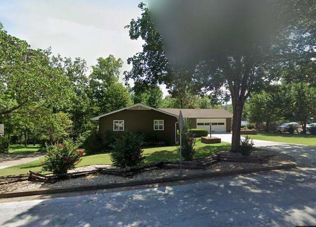 Property at 822 Lee Ave, Branson, MO 65616, 4 beds, 3 baths