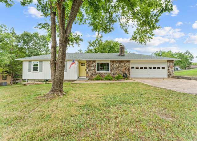 Property at 372 Greenbrier Ln, Hollister, MO 65672, 3 beds, 2 baths