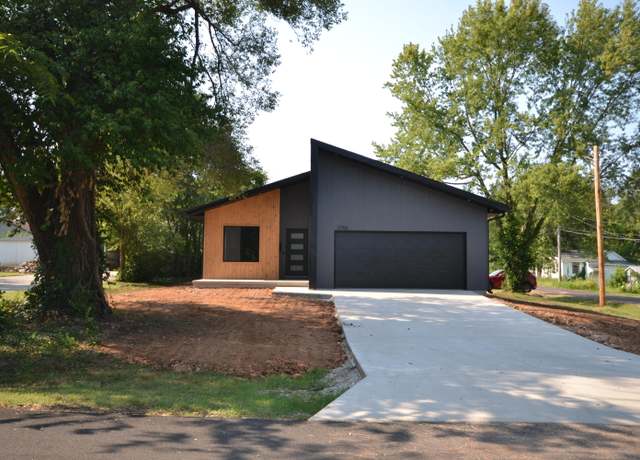 Property at 2756 W Lincoln St, Springfield, MO 65802, 3 beds, 2 baths