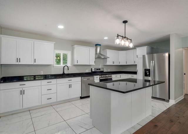 Property at 116 E Hadley St, Aurora, MO 65605, 3 beds, 1 bath