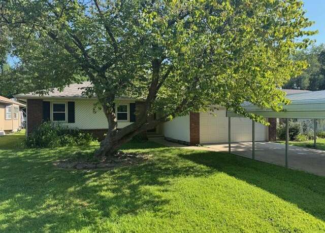 Property at 4553 W La Siesta St, Springfield, MO 65802, 3 beds, 2 baths