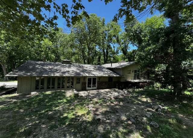 Property at 805 E 13th St, Cassville, MO 65625, 5 beds, 2.5 baths