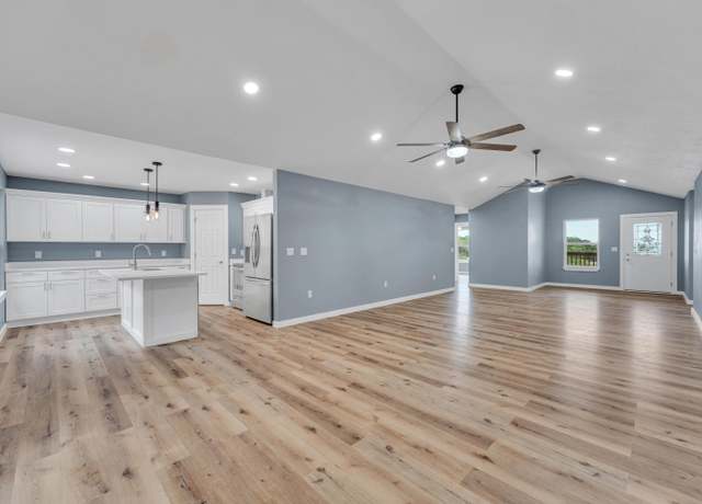 Property at 162 Hackberry Ln, Branson, MO 65616, 4 beds, 3 baths