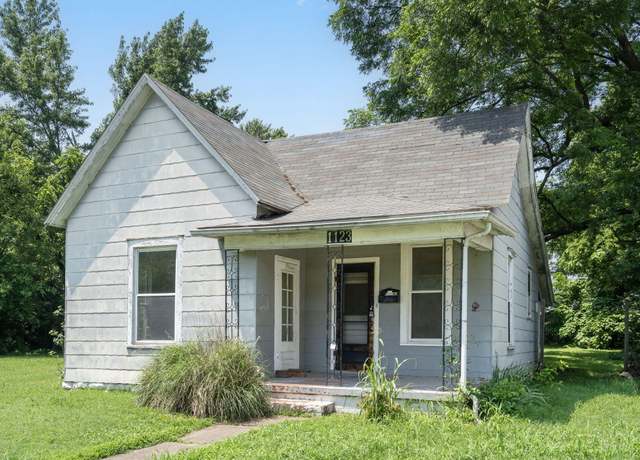 Property at 1123 W Hovey St, Springfield, MO 65802, 3 beds, 1.5 baths