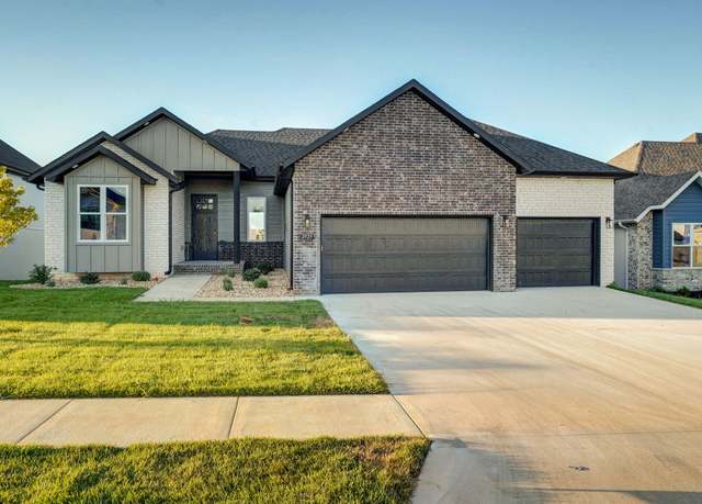 Property at 2925 W Edward St, Springfield, MO 65810, 5 beds, 3 baths