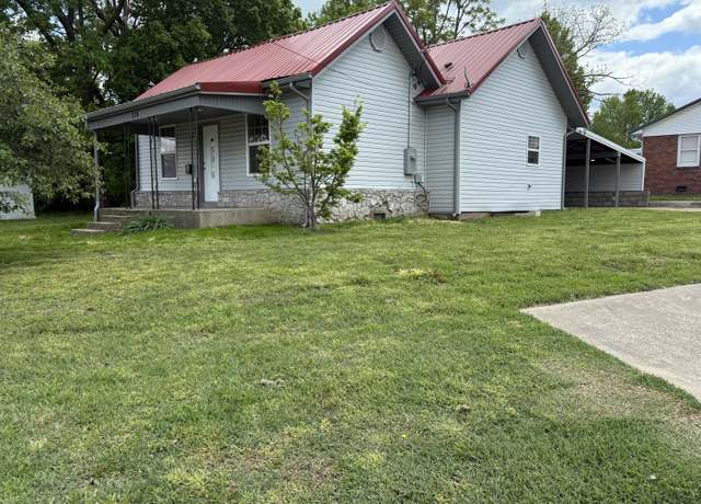 Property at 216 W Walnut St, Bolivar, MO 65613, 3 beds, 2 baths