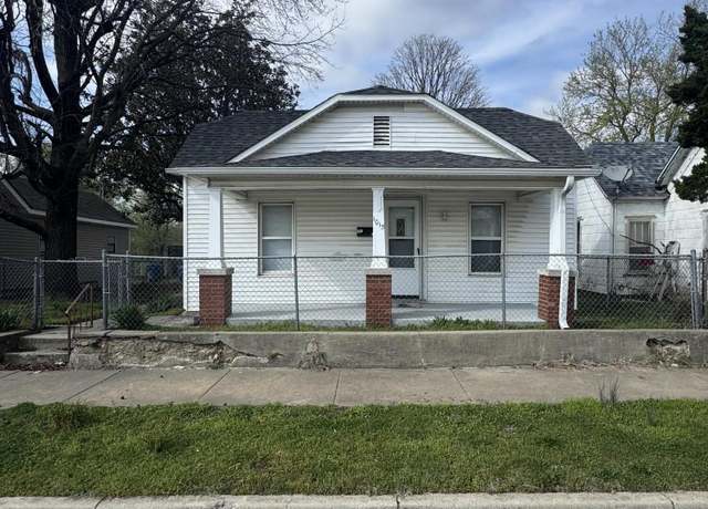 Property at 1015 E Broadway St, Joplin, MO 64801, 3 beds, 1.5 baths