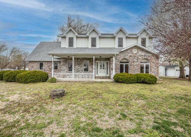 Property at 1429 W Locust St, Bolivar, MO 65613, 3 beds, 3 baths