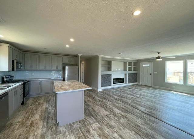 Property at 545 Presbyterian St, Hollister, MO 65672, 3 beds, 2 baths
