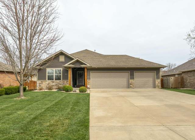 Property at 860 N Woodbury Ave, Springfield, MO 65802, 3 beds, 2 baths