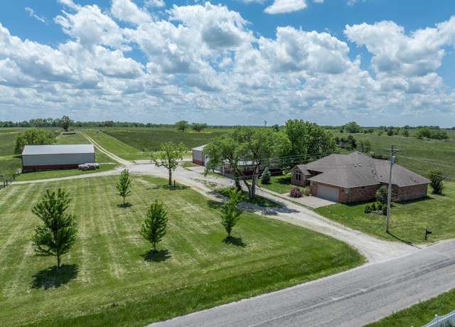 Property at 1556 E 490th Rd, Bolivar, MO 65613, 3 beds, 2.5 baths