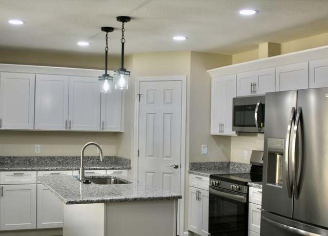 Property at 136 Mound St, Forsyth, MO 65653, 3 beds, 2 baths