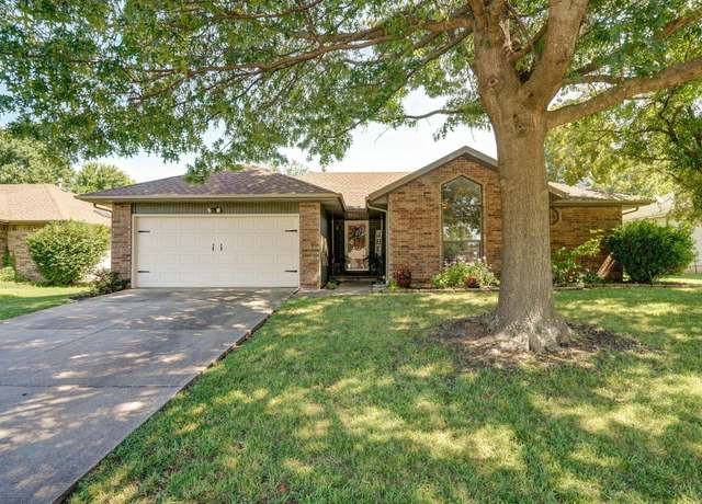 Property at 2317 W Deerfield St, Springfield, MO 65807, 3 beds, 2 baths