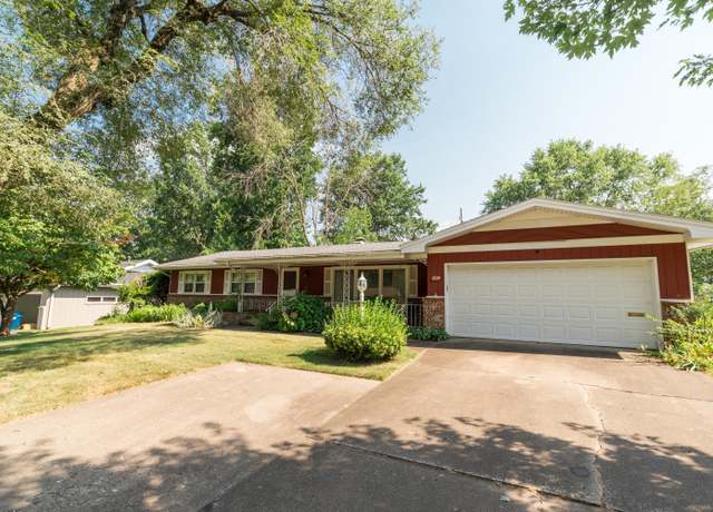 Property at 2014 E Edgewood St, Springfield, MO 65804, 3 beds, 2 baths