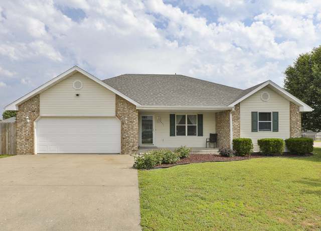 Property at 1431 Isdell St, Bolivar, MO 65613, 3 beds, 2 baths