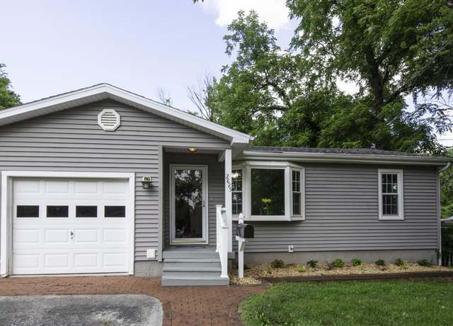 Property at 2825 W Walnut St, Springfield, MO 65802, 3 beds, 1 bath