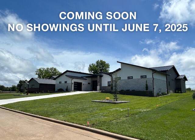 Property at 3980 E Dunrobin Dr, Springfield, MO 65809, 4 beds, 4.5 baths