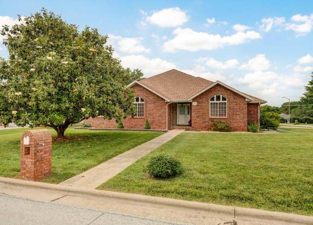 Property at 3933 W Greenwood St, Springfield, MO 65807, 4 beds, 2.5 baths