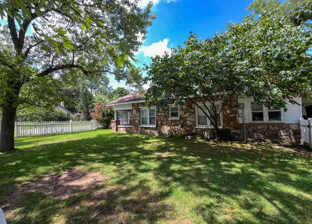 Property at 220 Preacher Roe Blvd, West Plains, MO 65775, 2 beds, 1 bath