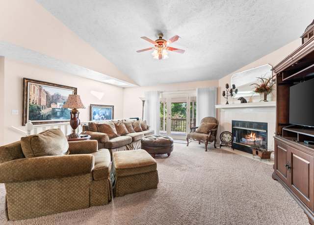 Property at 200 Eagle Pointe Dr, Branson, MO 65616, 3 beds, 2.5 baths