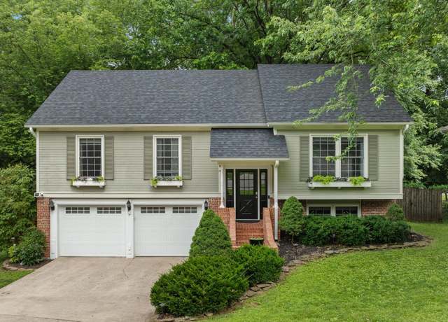 Property at 915 S Mission Cir, Springfield, MO 65809, 4 beds, 3 baths