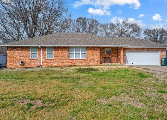 Property at 105 W Oak St, Nixa, MO 65714, 3 beds, 2 baths