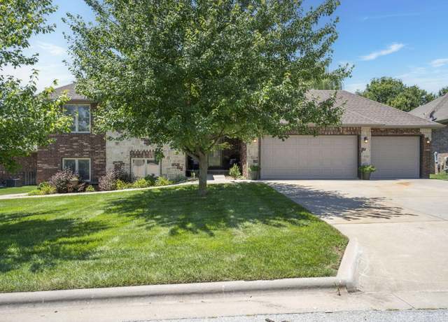 Property at 1545 N Oakfair Pl, Springfield, MO 65802, 5 beds, 3 baths