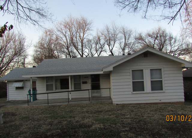 Property at 1453 E Livingston St, Springfield, MO 65803, 3 beds, 3 baths