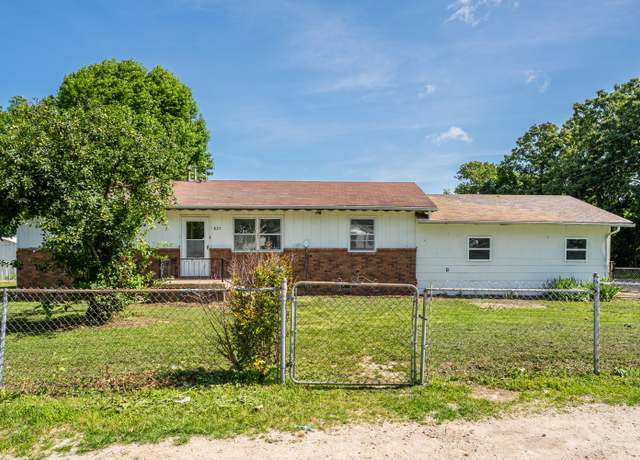 Property at 621 E Cleveland St, Seymour, MO 65746, 3 beds, 1 bath