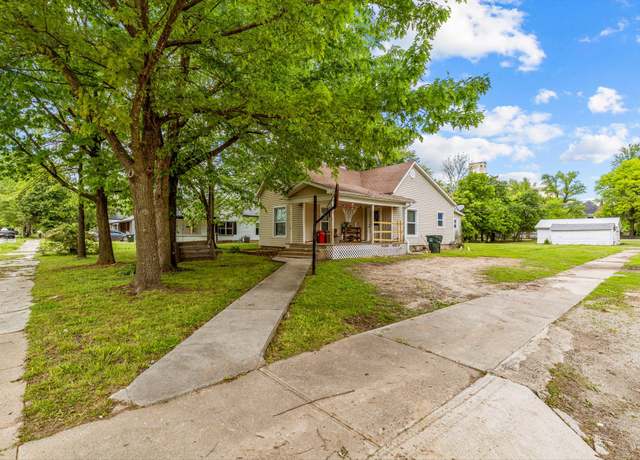 Property at 301 W Pleasant St, Aurora, MO 65605, 3 beds, 2 baths