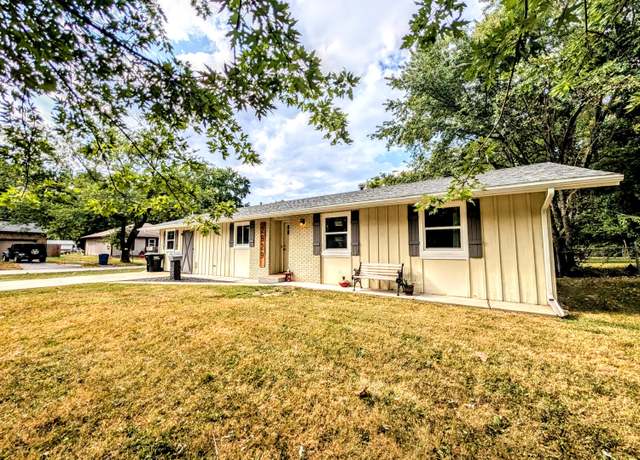 Property at 2829 E Monroe Cir, Springfield, MO 65802, 3 beds, 2 baths