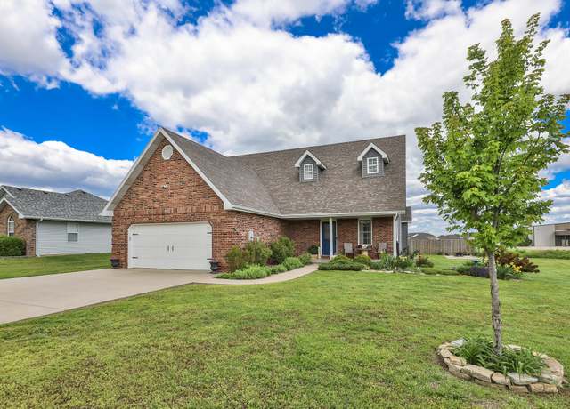 Property at 1511 E San Martin St, Bolivar, MO 65613, 3 beds, 2.5 baths