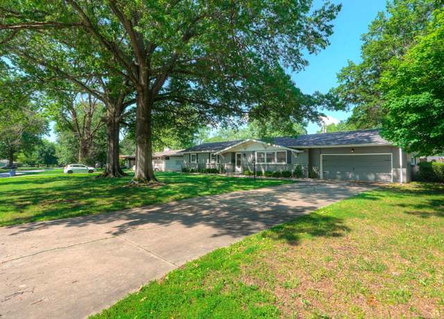 Property at 1983 S Meadowview Ave, Springfield, MO 65804, 4 beds, 3 baths