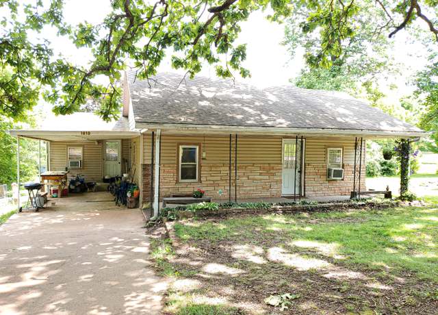 Property at 1010 Pine St, Cabool, MO 65689, 3 beds, 1 bath