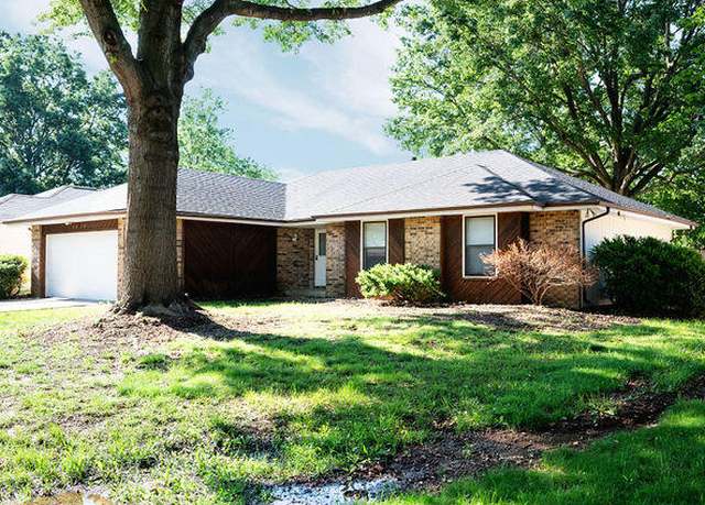 Property at 2812 W Maplewood St, Springfield, MO 65807, 3 beds, 2 baths