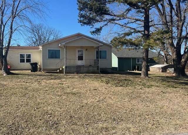 Property at 1731 Farmland Rd, Marshfield, MO 65706, 4 beds, 2 baths