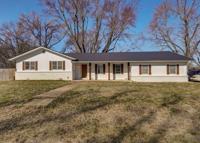 Property at 1025 N Market Ave, Bolivar, MO 65613, 4 beds, 2.5 baths