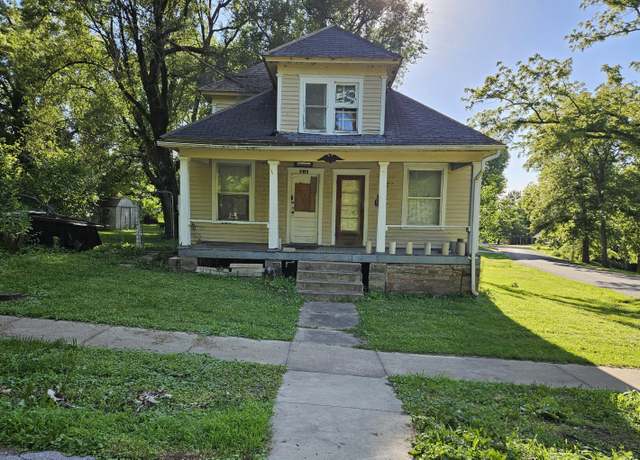 Property at 213 N Locust St, Carrollton, MO 64633, 2 beds, 1 bath