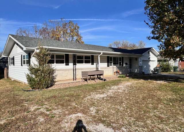 Property at 729 E Auburn St, Bolivar, MO 65613, 3 beds, 2 baths