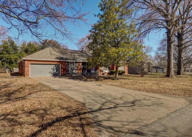 Property at 1919 E Meadow Dr, Springfield, MO 65804, 3 beds, 2.5 baths