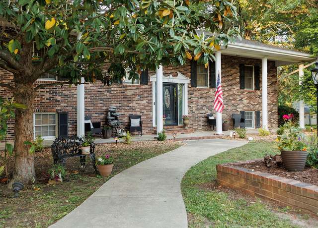 Property at 1111 W Northwood Cir, Bolivar, MO 65613, 5 beds, 2.5 baths